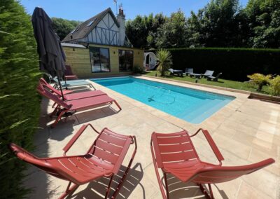 photo de la dépendance de la ville hermitage à deauville en normandie, vue sur la piscine et le salon extétieur